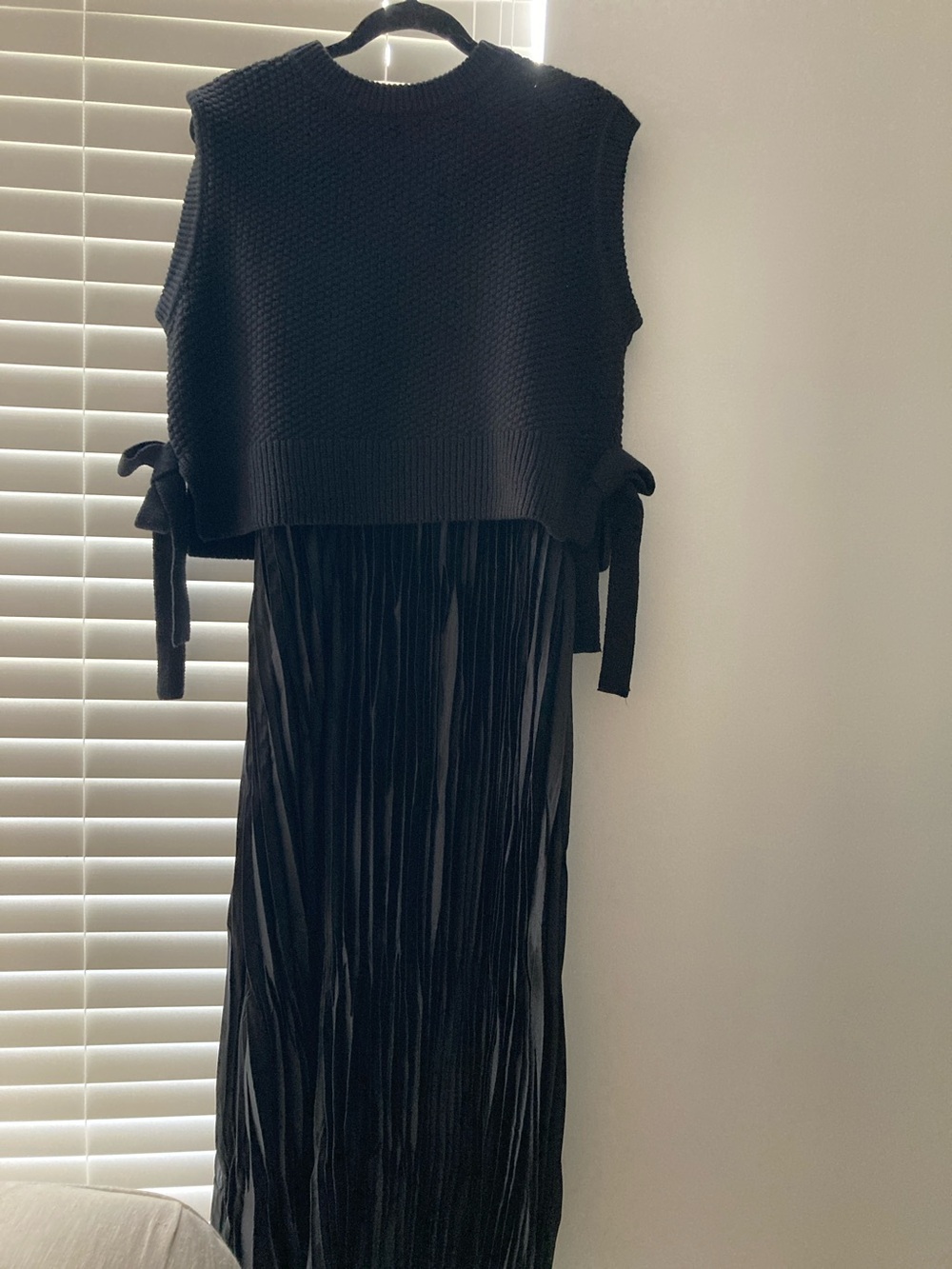 Sleeveless Black Knit Top with Pleated Midi dress L